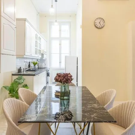 Light-filled 3br Retreat - Relaxing Family Lejlighed Budapest